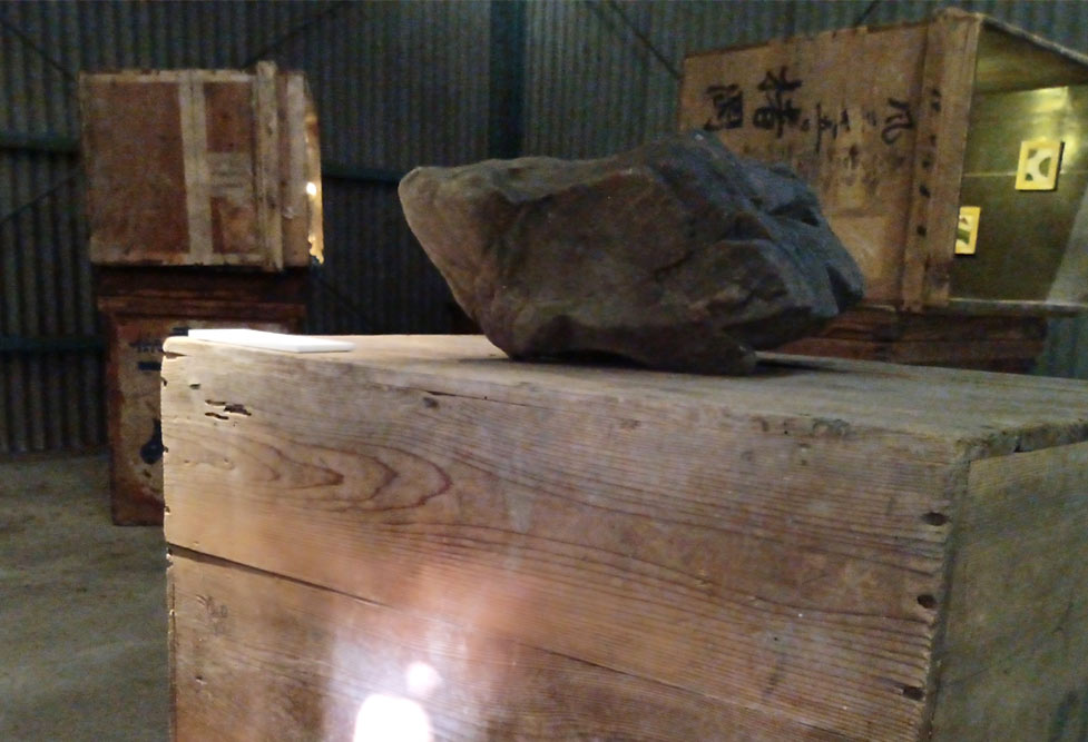 ヒゲケイジ keiji hige 中には何が入って いるでしょうか? What do you think is in this box ?